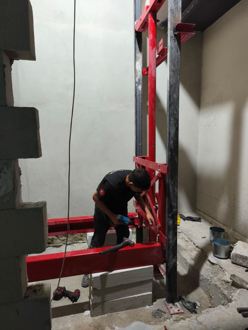 1000 kg hidrolik yük asansörü üretimi — 2. kare