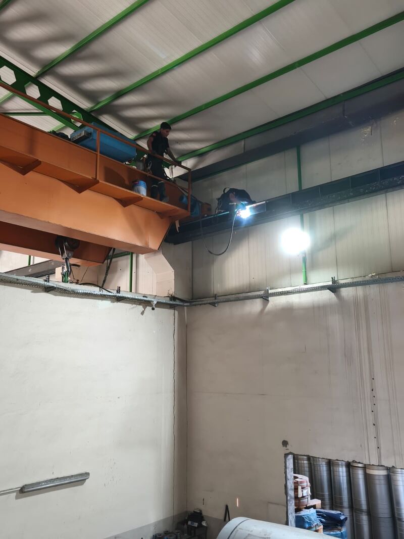 25 ton kapasiteli vincin köprüsüne yürüme yolu eklenmesi çalışması